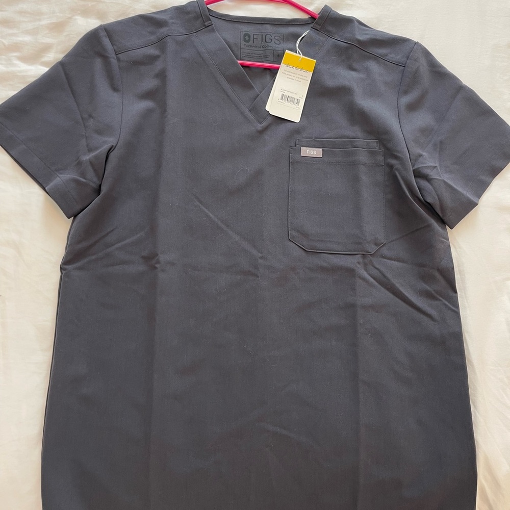 Figs. Men, Charcoal Gray. Small Leon Two-Pocket Top.